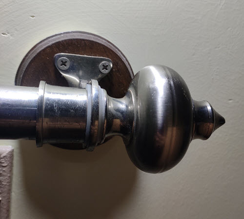 curtain bracket with washer in the rod
