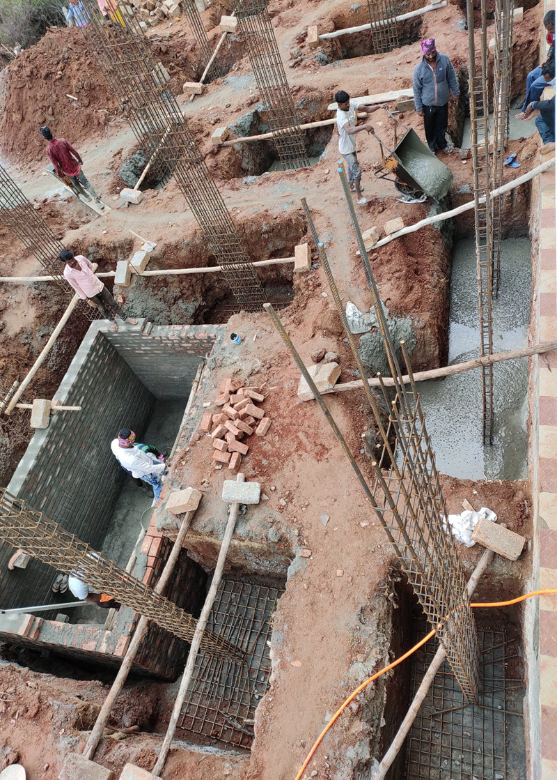 gang team pouring concrete inside trunch gang team pouring concrete inside trunch